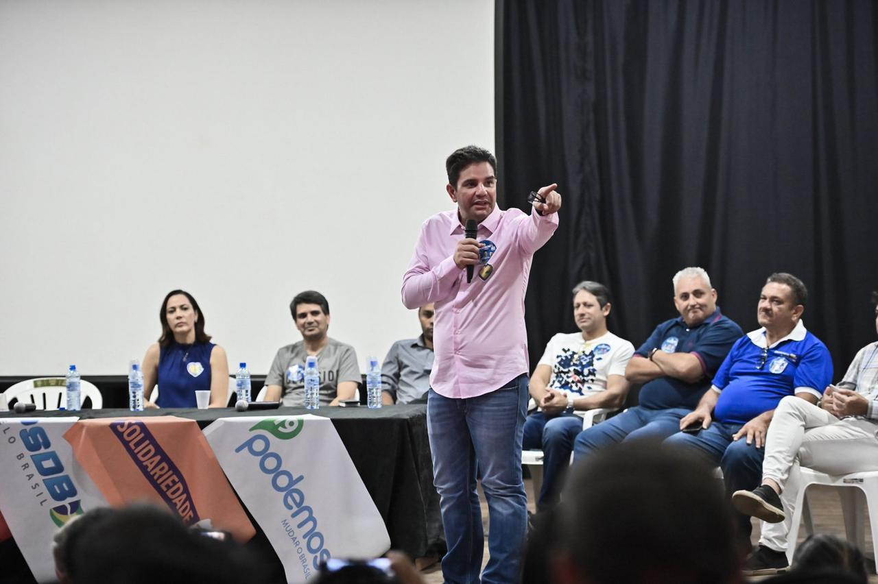 Gladson divulga WhatsApp da campanha e afirma: “Na nossa coligação, todos os candidatos são iguais”